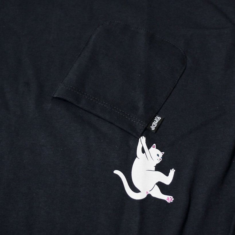 RIPNDIP リップンディップ Tシャツ メンズ 長袖 逆さ胸ポケット ロンT 猫 キャット プリント Hang In There L/S 2018秋冬 新作